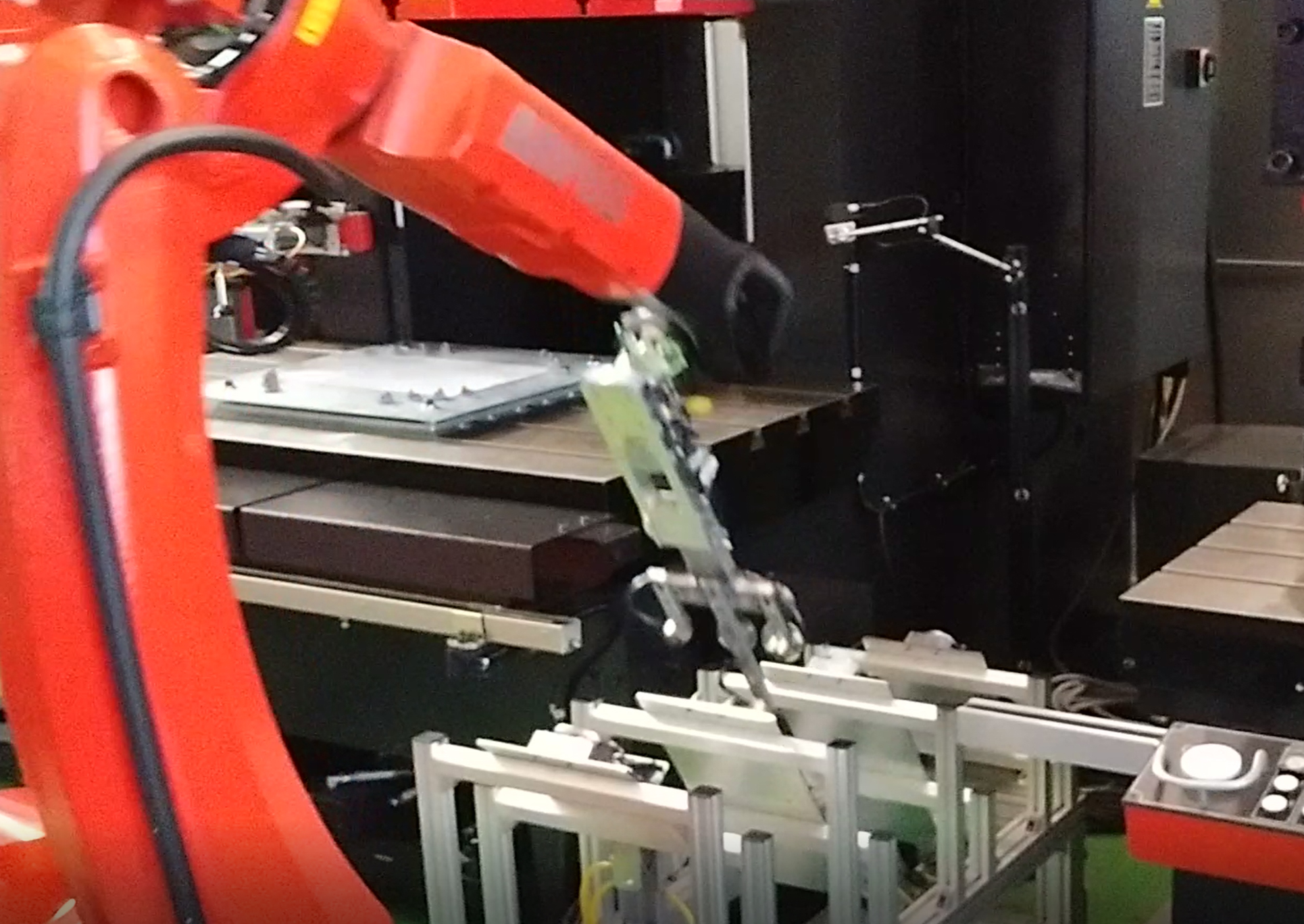 Labor saving with an automatic end of arm tooling changing system